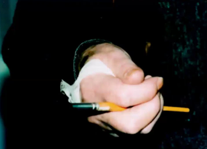 В руки художнику Огюсту Ренуару вкладывали кисти и он рисовал. Ниже фото руки художника с кистью