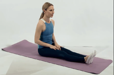 Упражнение №6. Сидя на полу руками беремся за пальцы ног и в этом положении расслабляемся давая своему телу опускаться вниз.