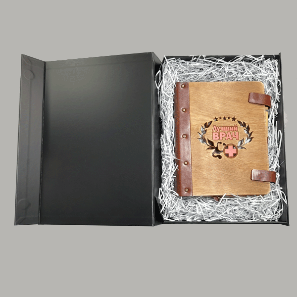 Подарочный набор для врача блокнот формата А5 в кожаном переплете с рисунком-гравировкой «Лучший врач» в подарочной солидной черной коробке с деревянной авторучкой  Подарочный набор для врача блокнот формата А5 в кожаном переплете с рисунком-гравировкой «Лучший врач» в подарочной солидной черной коробке с деревянной авторучкой