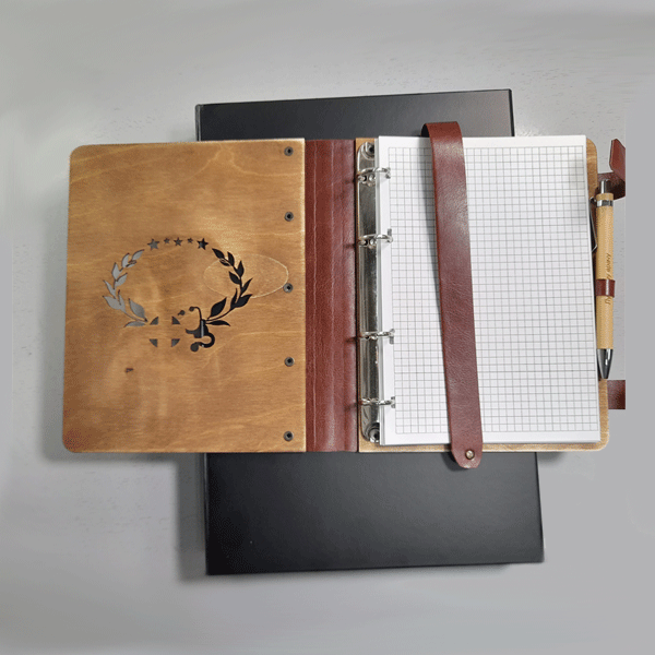 Подарочный набор для врача блокнот формата А5 в кожаном переплете с рисунком-гравировкой «Лучший врач» в подарочной солидной черной коробке с деревянной авторучкой  Подарочный набор для врача блокнот формата А5 в кожаном переплете с рисунком-гравировкой «Лучший врач» в подарочной солидной черной коробке с деревянной авторучкой